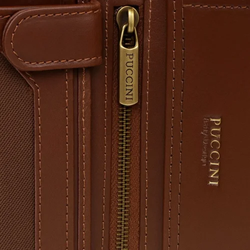 Zbliżenie na zamek i logo Puccini MU1698 – detal skóry / Close-up of zipper and Puccini logo – leather detail